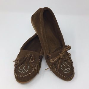 Minnetonka brown moccasins peace sign detail 8.5